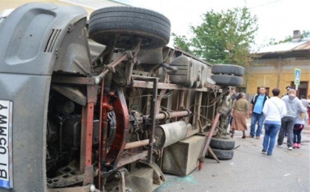 O șoferiță de BMW grăbită, a spulberat o camionetă blocând o intersecție