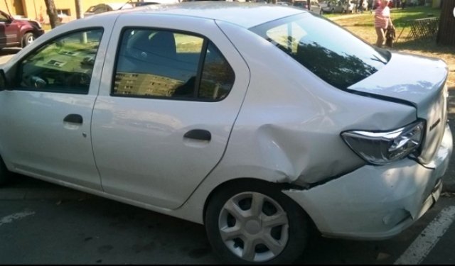 Un vitezoman a făcut accident în faţa sediului IPJ. S-a oprit în Loganul Poliţiei