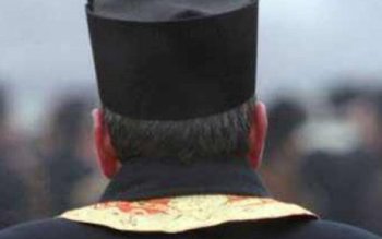 Doi preoți implicaţi într-o reţea …