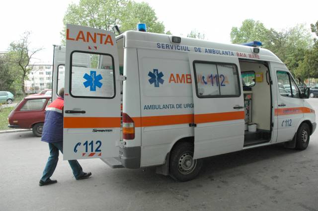 Două persoane au ajuns la spital după ce șoferul microbuzlui în care se aflau a frânat brusc