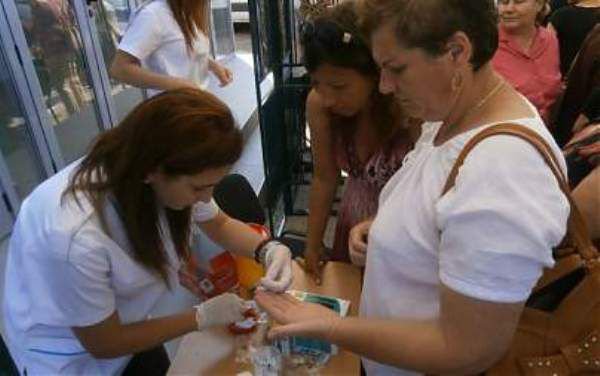 Deputatul Tamara Ciofu și Primăria Botoșani oferă pensionarilor testarea gratuită a glicemiei și tensiunii