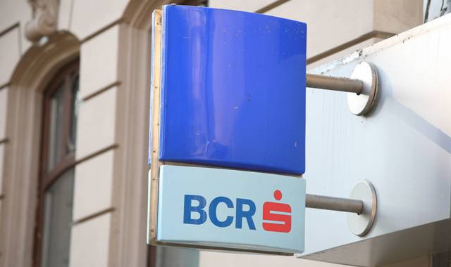 BCR elimină comisioanele de retragere de numerar şi interogare sold, indiferent de ATM