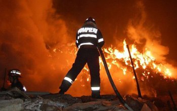 Locuință mistuită de flăcări, într-un …