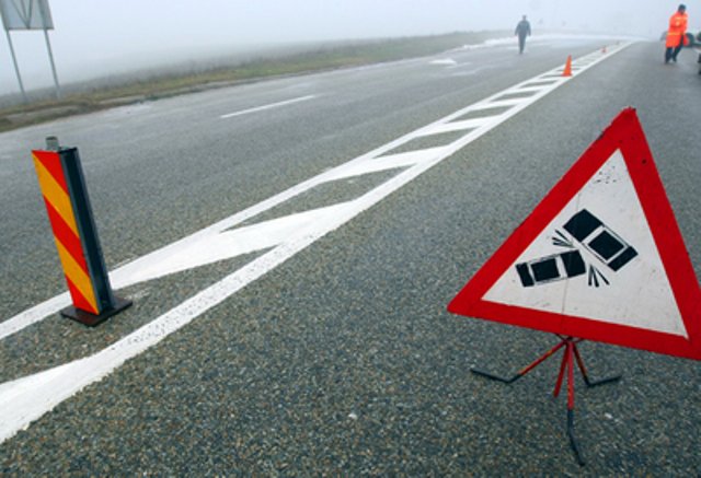 Accident cumplit în Suceava: Un microbuz a intrat într-o betonieră. Un mort şi cinci răniţi