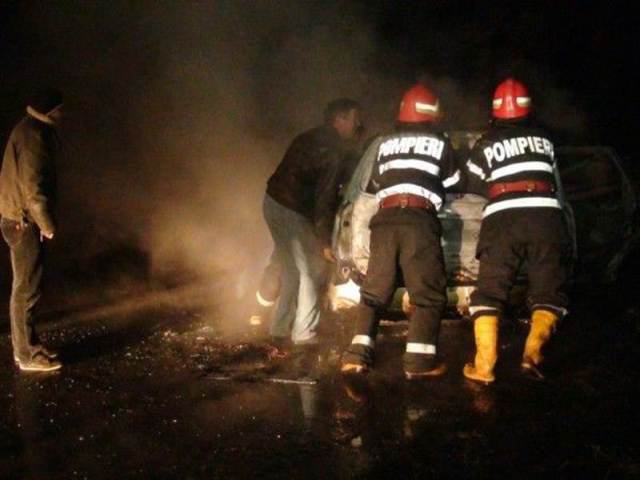 Ghinionul unui șofer! Și-a găsit autoturismul incendiat în fața gospodăriei!