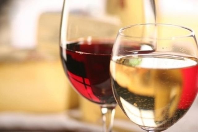 De ce să nu mai combini vinul cu apa minerală