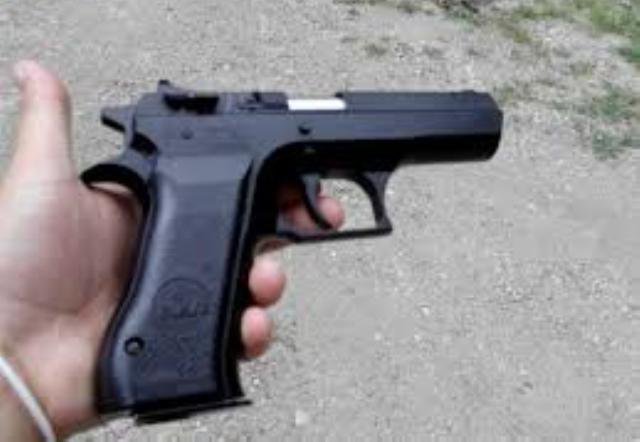 Pistol cu aer comprimat descoperit în bagajul unui participant la trafic