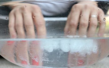 Și-a pus mâinile în oțet …