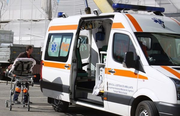 Angajat a societății Piscicola, transportat de urgență la Iași după ce a căzut de pe oblonul mașinii