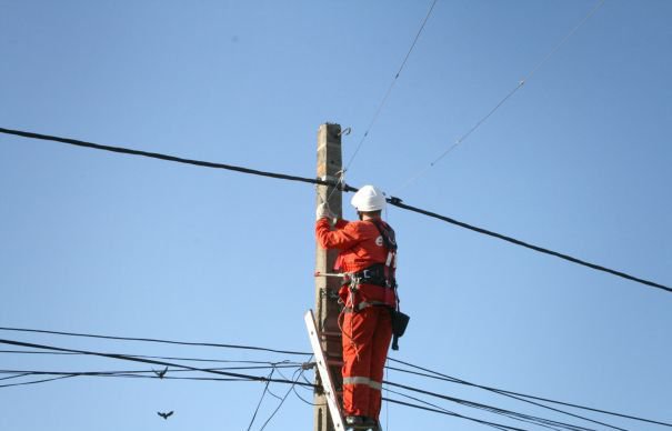 Alimentarea cu energie electrică va fi întreruptă astăzi pentru executarea unor lucrări la reţeaua de distribuţie. Vezi unde!