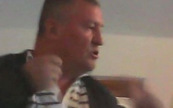 Halucinant! Un primar scuipă și …