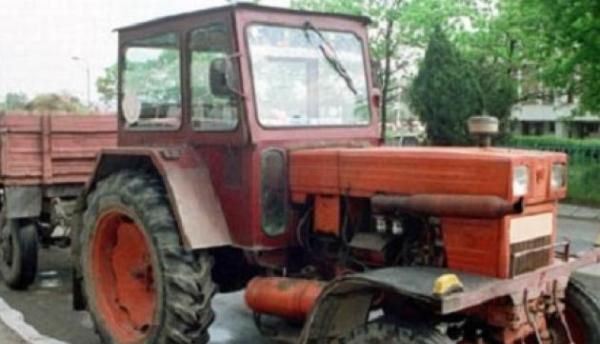  A pornit liniștit la plimbare cu tractorul prin Broscăuți, fără a deține permis de conducere