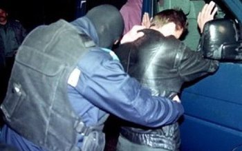 Pumni, picioare și sticle în …