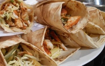 Poți cumpăra shaorma şi mici …