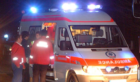 Doi tineri au ajuns la spital cu răni grave după ce s-au răsturnat cu mașina pe un drum din Vârfu Câmpului