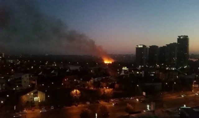 Un nou incendiu în Bucureşti după tragedia din Colectiv. Pompierii se luptă cu flăcările