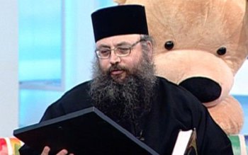 Preotul Casian aruncă cu noroi …