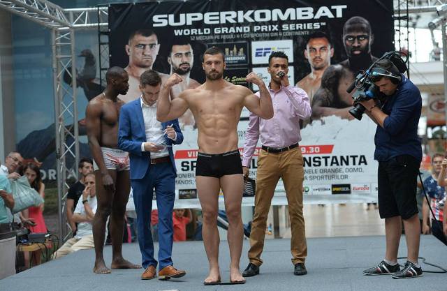 Starurile din K-1 se duelează la cântarul oficial înaintea finalei mondiale Superkombat de sâmbătă