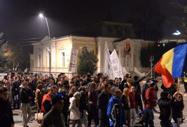 Manifestanții și-au strigat nemulţumirile în a treia seară de proteste la Botoşani - FOTO