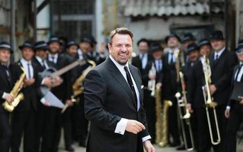 Horia Brenciu îşi amână concertele …