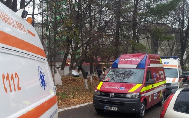 Bătaie cu bâte şi topoare între clanuri la Dorohoi! Patru ambulanţe au transportat răniţii la UPU Botoşani!