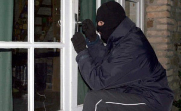 Botoșăneni bănuiți de comiterea unui furt din locuinţă, identificaţi de poliţişti