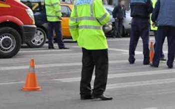 Elev lovit de un taxi, …