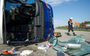 Un microbuz cu pasageri români, …