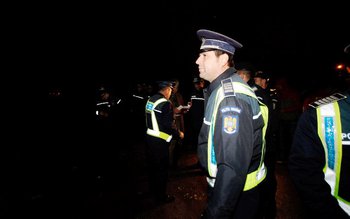 Peste 50 de poliţişti au …