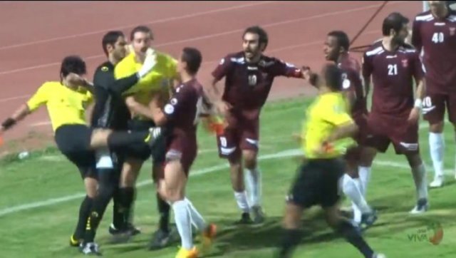 Clipe de groază pe un teren de fotbal din România: un arbitru a fost bătut cu bestialitate