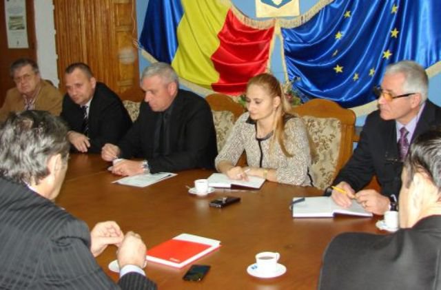 Dificultăţile cetăţenilor în relaţia cu E.ON puse pe tapet de prefectul judeţului! - FOTO
