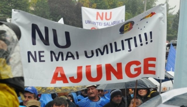 Sindicaliştii ameninţă cu proteste. Oamenii ies în stradă şi cer aplicarea legii salarizării unice de anul viitor