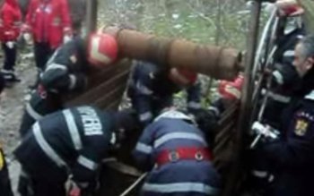 Un bărbat căzut într-o fântâna …