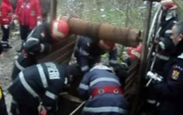 Un bărbat căzut într-o fântâna a fost salvat de pompieri și transportat de urgență la Spitalul municipal Dorohoi