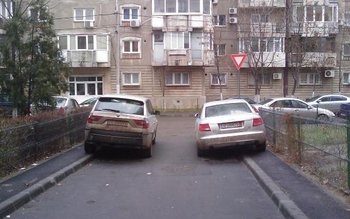 E legală parcarea pe trotuar? …