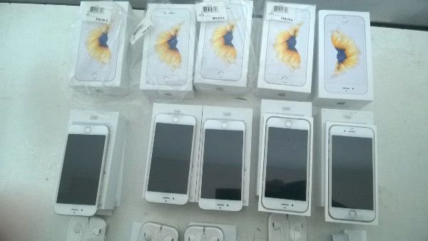 Cinci telefoane Apple iPhone 6S, ascunse în căptuşeala unui geamantan!