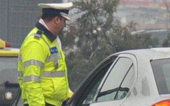 Inconştienţă în trafic! S-a urcat …