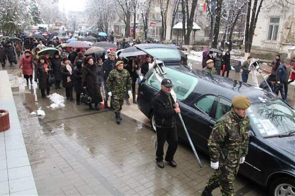 Viorica Afrăsînei condusă pe ultimul drum de sute de persoane - FOTO