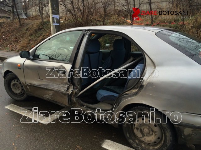 Accident spectaculos: A rămas fără o portieră după o plimbare pe Bulevardul Victoriei din Dorohoi - FOTO