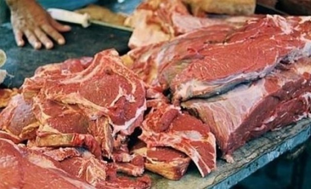 Tone de carne stricată, confiscate din abatoarele din ţară. Nereguli la Auchan, Cora şi Carrefour
