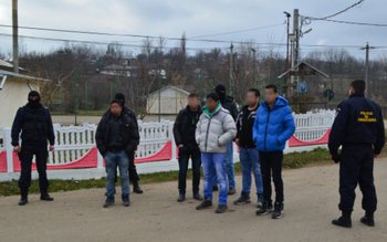 Cinci imigranţi din Afganistan si …