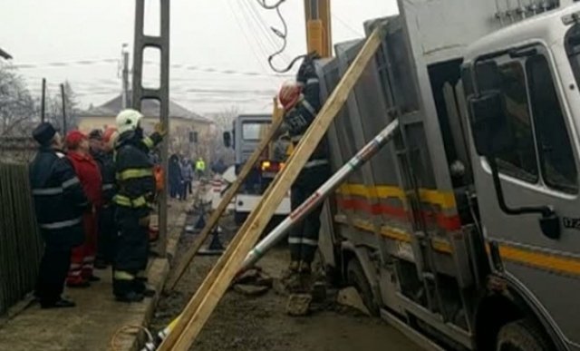 Scene incredibile cu o maşină de gunoi pe o stradă din Botoşani - VIDEO