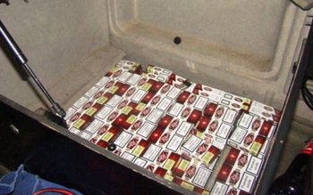 Ţigări de contrabandă ascunse în …