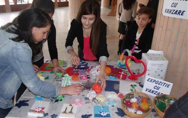 Prefectul Costică Macaleți prezent la o expoziție caritabilă care vine în ajutorul copiilor de la Complexul „Casa mea” din Dorohoi