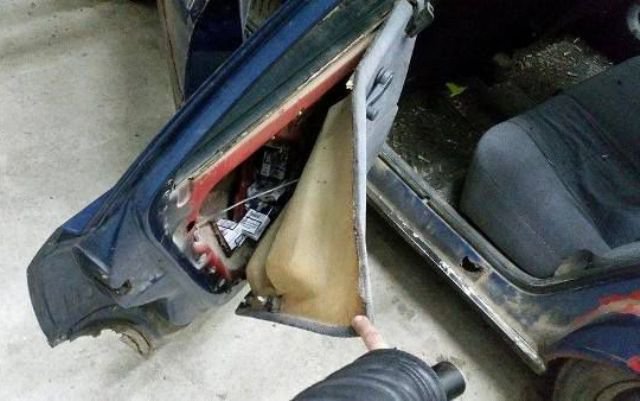 Imaginaţie spectaculoasă a unor tinere contrabandiste! Portiere dublate cu ţigări depistate de poliţişti! 