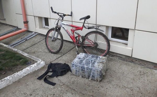 Aproximativ 10.000 de ţigări de contrabandă transportate cu bicicleta