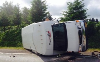 Un microbuz care transporta români …
