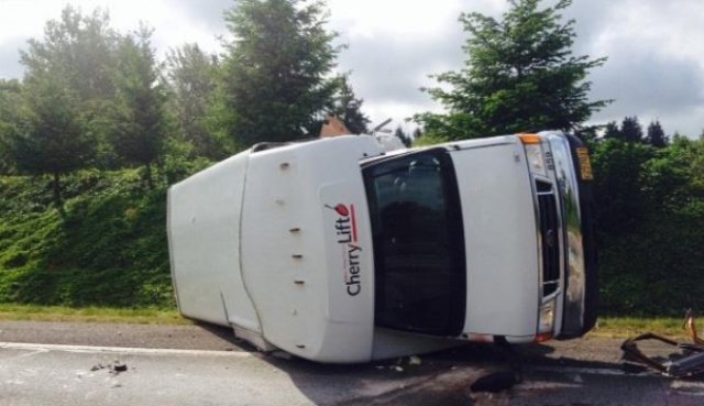 Un microbuz care transporta români s-a răsturnat în Italia. Mai multe persoane au fost rănite