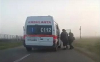 Ambulanță filmată când lua oameni …