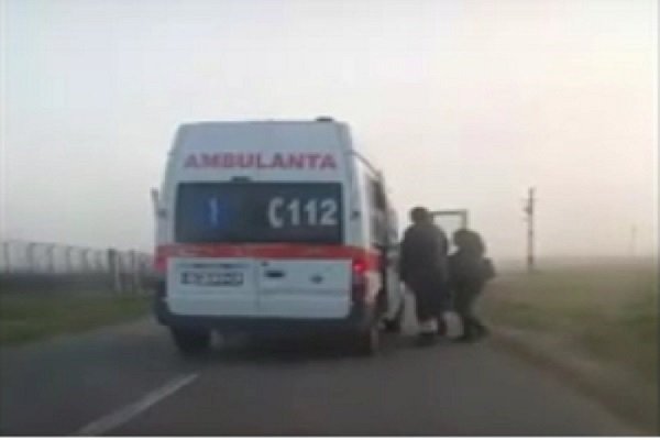 Ambulanță filmată când lua oameni la ocazie. Șoferul nu e la prima ispravă de acest gen